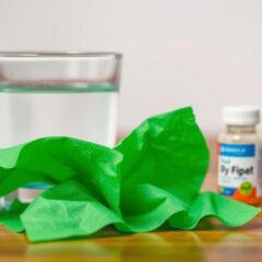 Zielonkawy katar – przyczyny, objawy i skuteczne leczenie